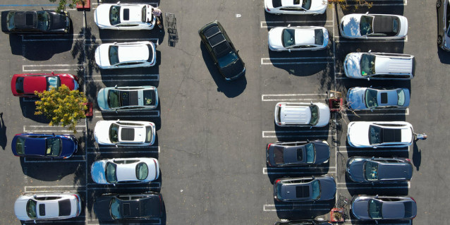Vorfahrtsregeln auf dem Parkplatz: Gilt rechts vor links?