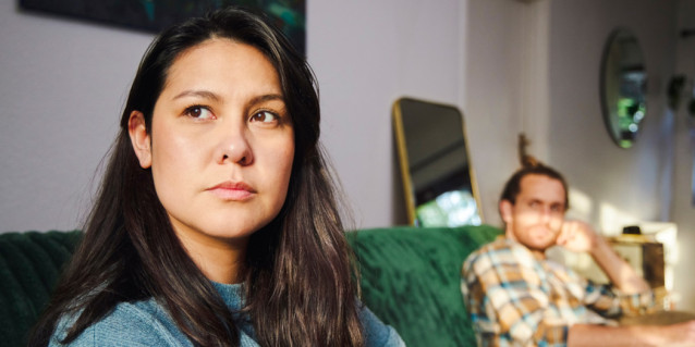 Pärchen sitzt traurig voneinander abgewandt auf dem Sofa