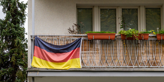 Deutschlandflagge an einem Balkon
