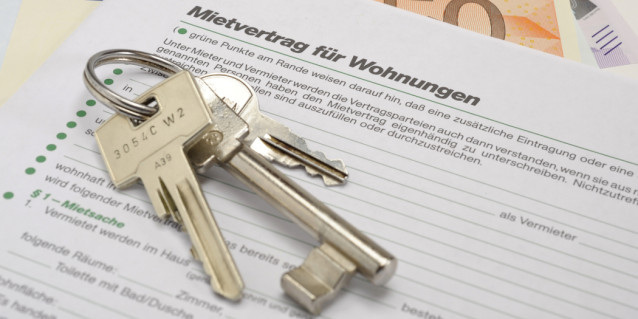 Wohnungsschlüssel auf einem Mietvertrag