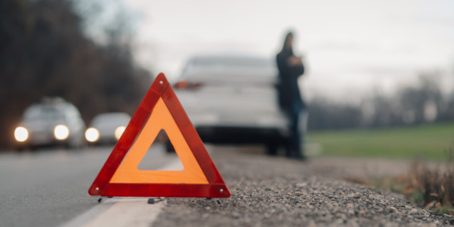 Warndreieck auf Landstraße bei Autounfall
