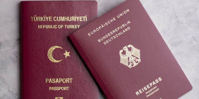 Türkischer Reisepass und deutscher Reisepass