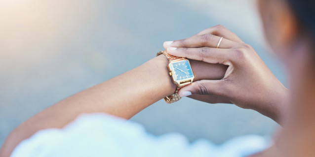 Nahaufnahme Blick auf Armbanduhr am Handgelenk