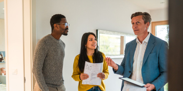 Paar bei der Wohnungsbesichtigung