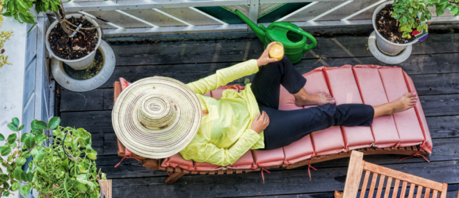 Eigene Wohnung als Ferienwohnung vermieten: Erlaubt? Ein Frau mit Sonnenhut liegt auf einer bepflanzten Terrasse. Eigene Wohnung als Ferienwohnung vermieten: Erlaubt? Ein Frau mit Sonnenhut liegt auf einer bepflanzten Terrasse.