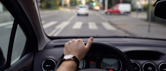 8 Punkte in Flensburg: Wann der Führerschein weg ist. Eine Person sitzt hinter dem Steuer eines Autos, der Blick ist auf die Straße gerichtet. 8 Punkte in Flensburg: Wann der Führerschein weg ist. Eine Person sitzt hinter dem Steuer eines Autos, der Blick ist auf die Straße gerichtet.