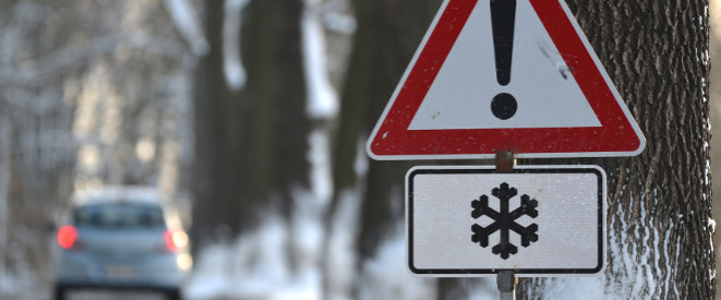 Verkehrszeichen mit Schneeflocke: Geschwindigkeitsbegrenzung gilt
