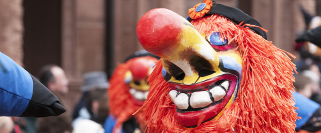 Karnevalsumzug an Rosenmontag: Wenn Kamelle ins Auge geht…