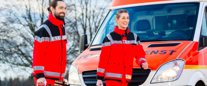 Rettungshelfer vor Rettungswagen