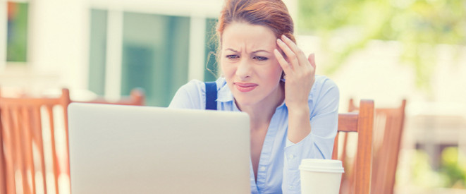 Genervte Frau vor dem Laptop