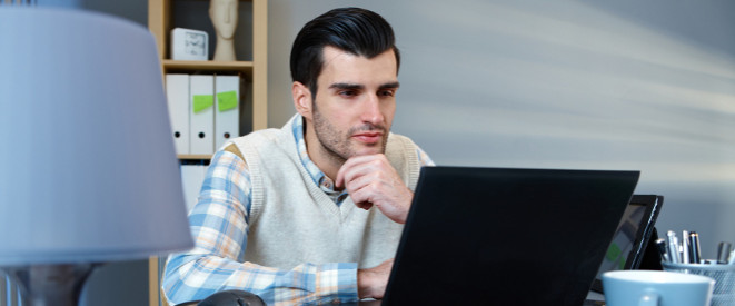 Nachdenklicher Mann vor dem Laptop