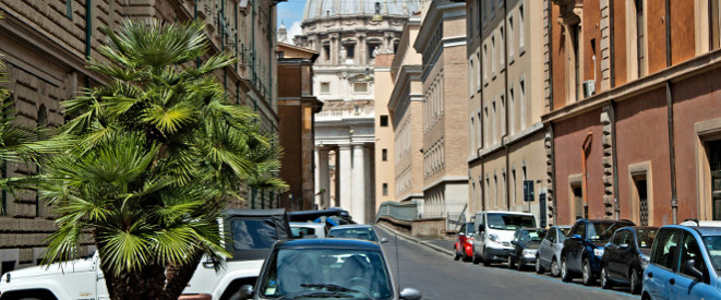 Gasse in Italien mit parkenden Autos
