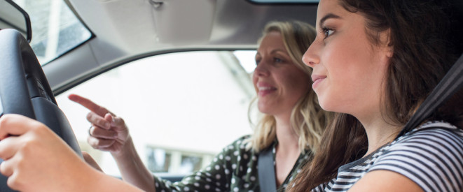 Führerschein mit 17: Fahrschüler und Fahrlehrer im Auto