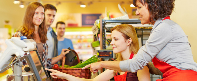 Kassiererinnen an der Kasse im Supermarkt