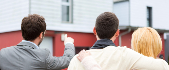 Makler und Paar schauen sich ein Haus an