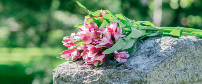 Tulpenstrauß auf Grabstein