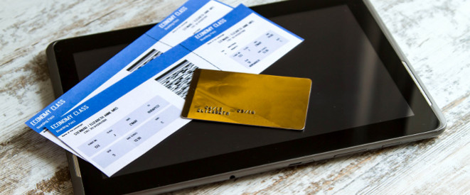 Tablet, Flugtickets und Kreditkarte