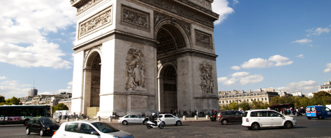 Arc de Triomphe in Paris, Straßenverkehr davor