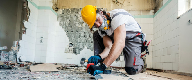 Bauarbeiter in Wohnung reißt Wände ab