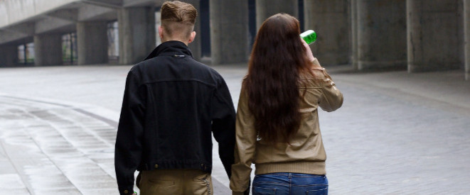 Betrunkene Fußgänger von hinten