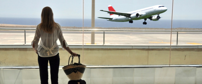 Flug verpasst: Frau mit Handgepäck sieht Flugzeug starten
