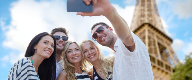 Panoramafreiheit bleibt bestehen: Gruppe junger Touristen macht ein Selfie vor dem Eiffelturm