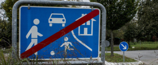 Straßenschild Spielstraße ist durchgestrichenSchild Spielstraße