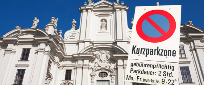 Straßenschild Kurzparkzone vor österreichischer Kirche