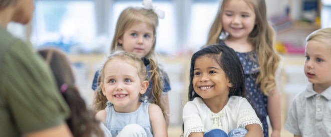 Kindergärtnerin mit Kleinkindern