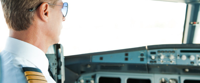 Pilot mit Sonnenbrille im Cockpit