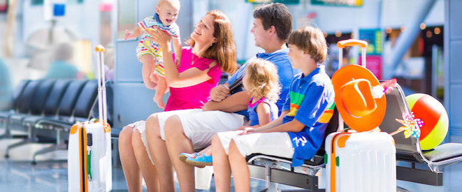 Familie mit Reisegepäck am Flughafen