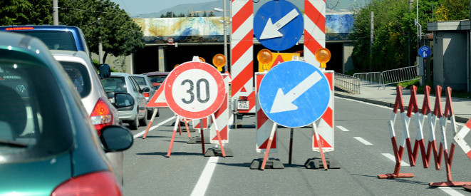 Reißverschlussverfahren und Schilderwald auf der Autobahn