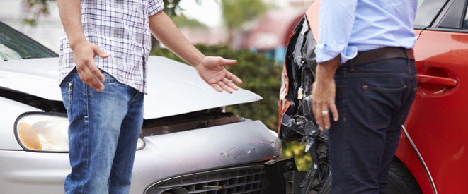 Unfall auf Arbeitsweg: Auffahrunfall: Zwei Männer stehen neben ihren Autos und gestikulieren