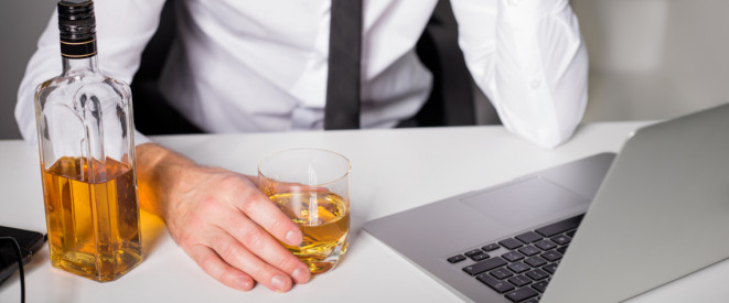 Alkohol am Arbeitsplatz: Wann die Kündigung droht 