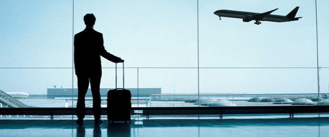 Auslandsentsendung: Mann beobachtet vom Flughafen aus den Start eines Flugzeugs