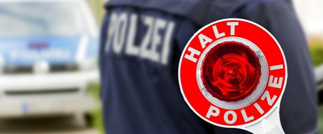 Drogen am Steuer und Polizeikontrolle: Polizist hält Polizeikelle