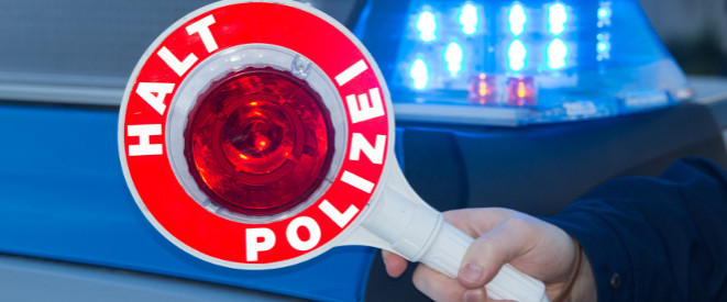Systematische Personenkontrolle an EU-Binnengrenzen: rote Polizeikelle