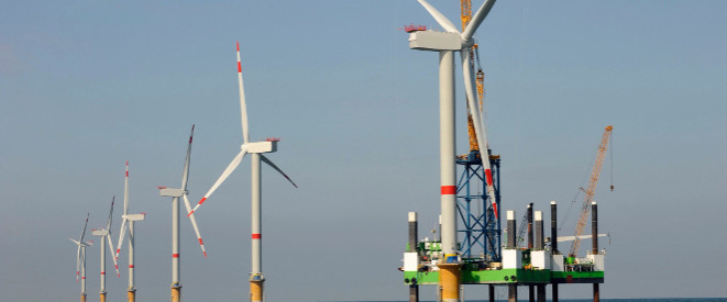 Windräder auf einer Offshore-Ölplattform