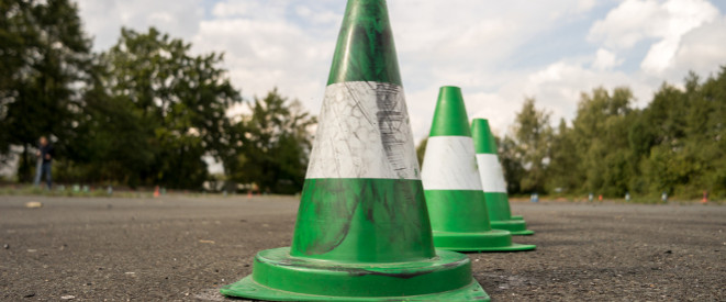 Grüne Verkehrshütchen auf dem Verkehrsübungsplatz: Fahrtraining ohne Führerschein?