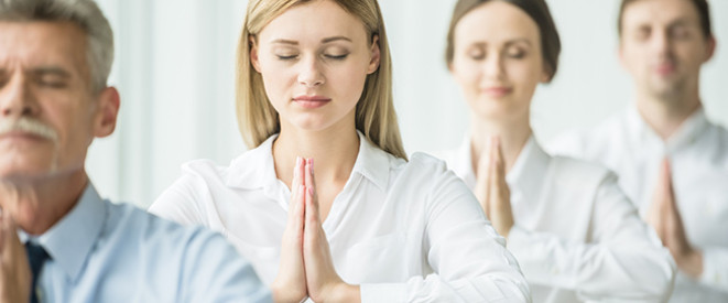 entspannte Menschen bei Yogaübungen und Stressbewältigung 