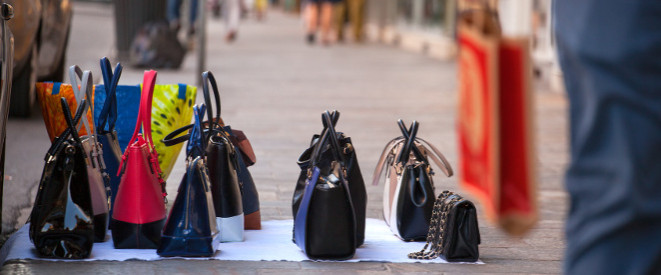 Produktpiraterie: So erkennen Sie Fälschungen, zum Beispiel billige Handtaschen