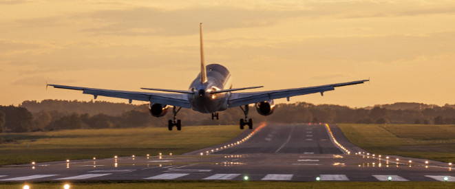 startendes Flugzeug bei Sonnenaufgang