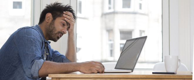 Ein Mann vorm Laptop benötigt Streitschlichtung beim Online-Handel.