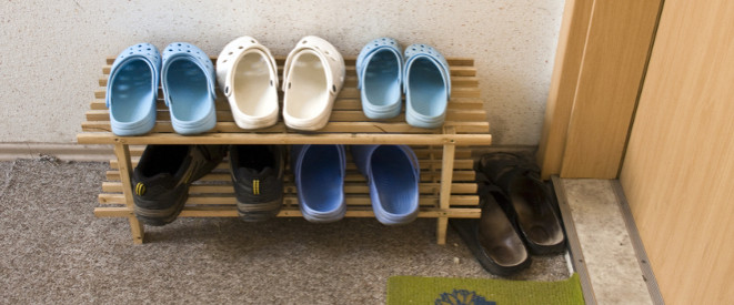 Schuhe im Treppenhaus auf einem kleinen Regal