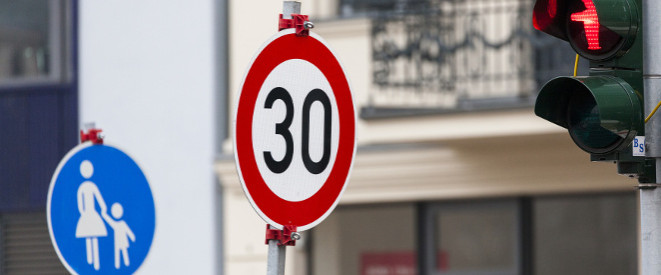 Ein Tempo 30-Verkehrsschild soll Anwohner gegen Abgase schützen.