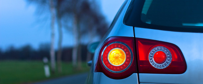 In der Dämmerung hat ein Auto den linken Blinker gesetzt. 