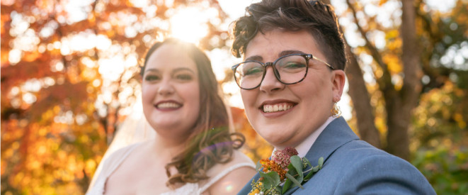 Queeres Paar bei der Hochzeit