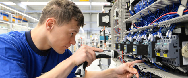 Arbeit auf Abruf: Das sind die gesetzlichen Grenzen. Ein Elektriker prüft einen Sicherungskasten.