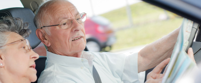 Führerscheinentzug wegen Schwerhörigkeit nicht rechtens. Ein älterer Mann sitzt hinterm Steuer eines PKW.