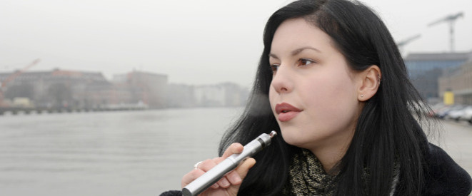 Eine Minderjährige raucht eine E-Zigarette.